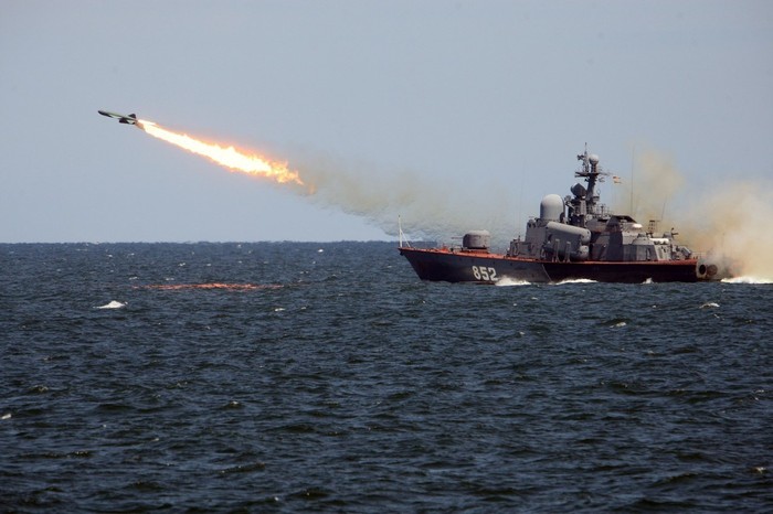 Tàu chiến Nga phóng tên lửa đối hạm